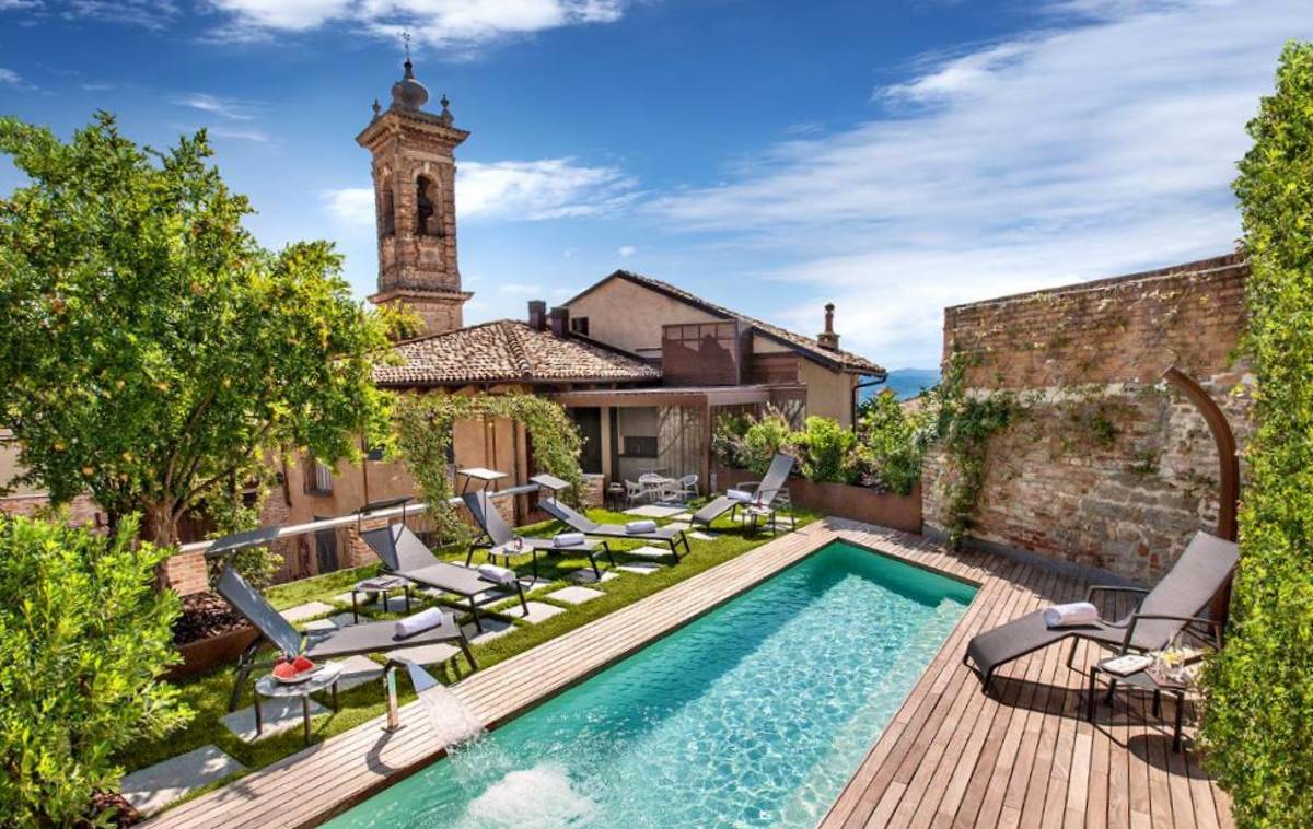 cortile san michele piscina Langhe