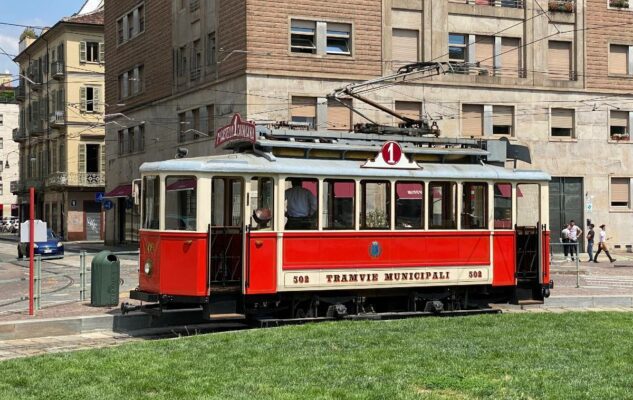 In giro per Torino sul tram storico: viaggio nel tempo a bordo della vettura 502 rosso/crema