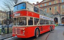 Viaggio nel tempo nel centro di Torino a bordo dello storico bus a due piani di Italia '61