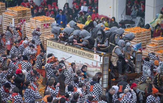 Carnevale di Ivrea 2023 l'ultimo giorno con la terza Battaglia delle Arance