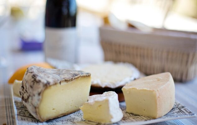 “Assaggi di Francia”, a Torino arriva il mercato francese con vini, formaggi e biscotti bretoni