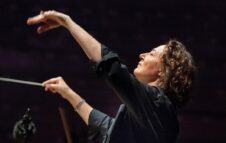 Nathalie Stutzmann dirige l'Orchestra del Regio di Torino nel 2023: data e biglietti dell'evento