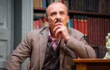 "Il Vedovo Allegro" con Carlo Buccirosso al Teatro Alfieri di Torino: date e biglietti