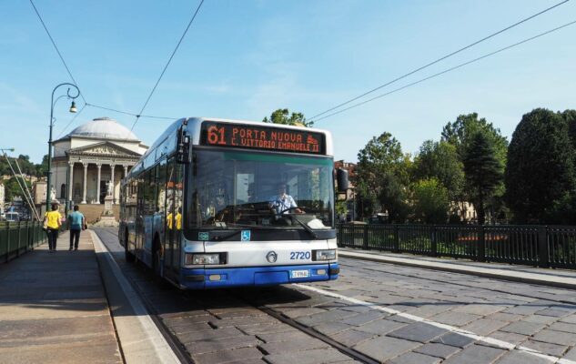 A Torino aumentano i biglietti del trasporto pubblico e le strisce blu: ecco le nuove tariffe