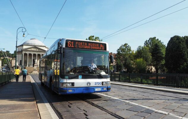 A Torino aumentano i biglietti del trasporto pubblico e strisce blu