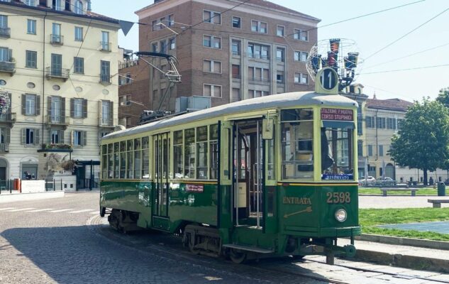 In giro per Torino sul tram storico: viaggio nel tempo a bordo della vettura 2598 degli anni ’30
