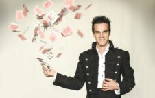 “Luca Bono - L'Illusionista”: spettacolo di magia a Nichelino per il Natale 2023