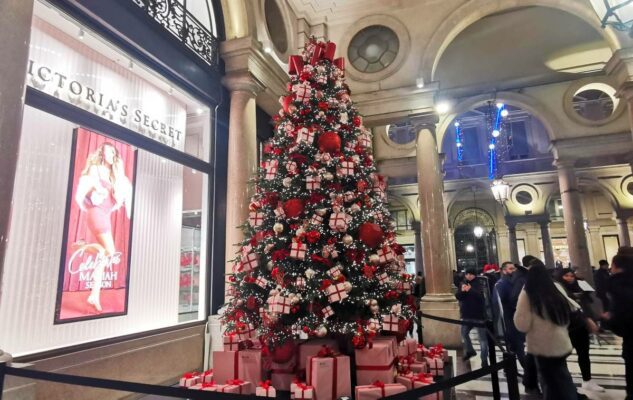 Albero Natale Victoria Secret Torino