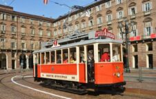 Domenica a Torino sul tram storico: viaggio nel tempo a bordo della vettura 502 rosso/crema