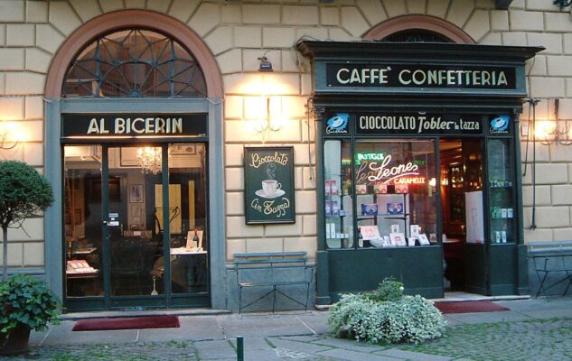 Un “Gianduiotto gigante” offerto al Caffè al Bicerin per la Befana 2024