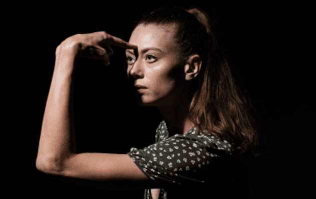 Becca Hoback al Teatro Café Muller con il suo spettacolo di danza “Enactor”