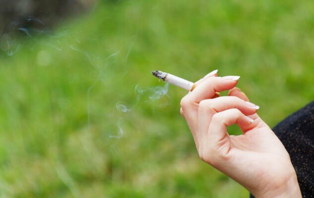 A Torino scatta il divieto di fumare all’aperto (a meno di 5 metri dalle persone)