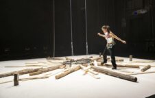 “Giovanna d’Arco” al Teatro Astra di Torino: la ribellione di una figura politica femminile