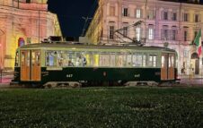 Un tram d’altri tempi attraversa Torino: viaggio serale tra luci e storia sulla vettura 447