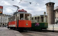 Tram storico a Torino: la vettura 502 torna in servizio per una domenica tra le vie del centro