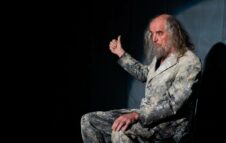 “L’Ultima Parola” al Teatro Astra di Torino: Beckett e Handke tra memoria, voce e silenzio