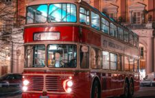 Una sera a Torino sul bus storico a due piani: un viaggio tra storia e bellezza