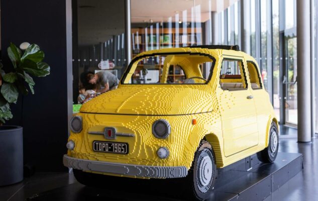 L'iconica Fiat 500 di LEGO® esposta a Torino