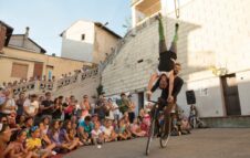 SaltinPiazza 2025 a Viarigi: poesia, acrobazie e leggerezza tra le colline del Monferrato