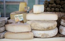Il Mercato Francese torna a Torino con vini, formaggi e biscotti bretoni