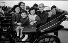 “Bruno Barbey. Gli Italiani”: a Torino il racconto fotografico di un Paese in trasformazione
