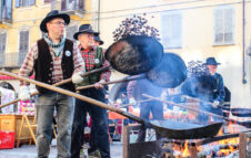 Domenica torna la Festa di San Martino 2025 a Carmagnola: libri, castagne e danze popolari