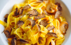 La Fiera del Tartufo e di San Martin 2025 torna a Canelli con trifulau, tajarin e Ugo Dighero