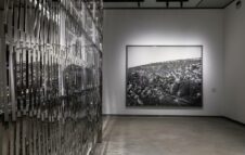 “Jeff Wall. Photographs”: alle Gallerie d’Italia di Torino l’arte che trasforma la realtà in visione