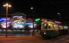 La Notte delle Arti in tram storico a Torino: un viaggio tra Luci d’Artista e memoria