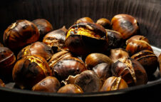 Domenica torna la Sagra della Castagna 2025 a Prato Sesia tra caldarroste e auto d’epoca