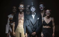 Heroes: al Café Müller lo show della Compagnia Blucinque tra identità e metamorfosi