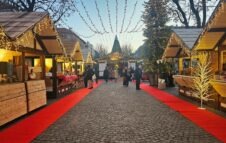 Apre il Villaggio di Natale in piazza Solferino: Babbo Natale ed eventi per l'inaugurazione