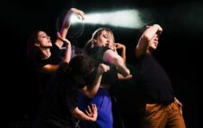 Bloomsville al Teatro Astra di Torino: Chaplin rivive tra teatro fisico e musica dal vivo