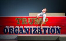 Donald al Teatro Carignano: Stefano Massini racconta l’ascesa di un "Golden Man"