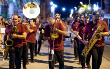 Concerto Gratuito a Torino per la Vigilia di Natale 2025 con i ritmi della Fantomatik Marching Band