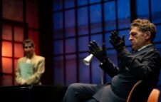 "A Mirror" con Ninni Bruschetta al Teatro Gioiello di Torino: tra arte, controllo e verità