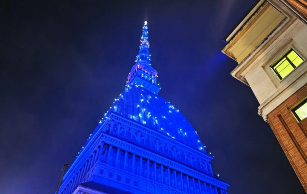 La Mole Antonelliana si accende per il Natale 2025: orari, giorni e colori delle feste