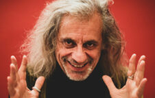 Alessandro Bergonzoni a Venaria Reale con “Arrivano i dunque” tra risate e giochi di parole