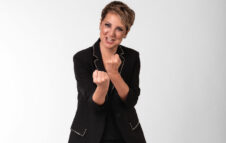 Debora Villa al Teatro Magnetto di Caselette nel 2026 con il suo nuovo show “Viva le donne”