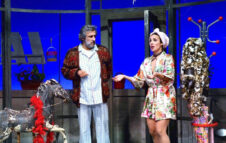 Flavio Insinna torna a Torino nel 2026 con la commedia “Gente di facili costumi”