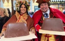 Un “Gianduiotto gigante” offerto al Caffè al Bicerin di Torino per la Befana 2026