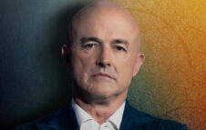 Gianluigi Nuzzi torna a Torino nel 2026 con la sua indagine dal vivo “La fabbrica degli innocenti”