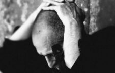 Giovanni Lindo Ferretti torna a Torino con il suo spettacolo intimo tra musica e poesia