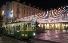 Luci d’Artista dal Tram Storico: a Torino un itinerario serale tra arte e memoria