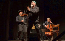 Moni Ovadia in concerto a Settimo Torinese nel 2026 con il suo “Yiddish Blues”