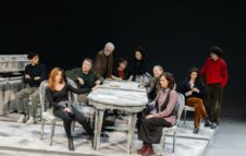 "Tre sorelle" al Teatro Carignano di Torino nel 2026: il classico di Čechov riletto da Liv Ferracchiati