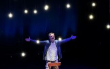 Candido al Teatro Cardinal Massaia: monologo musicale tra identità, ironia e ribellione