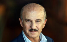 Carlo Buccirosso a Torino nel 2026 con la sua nuova commedia “Qualcosa è andato storto”