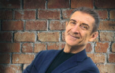 Ezio Greggio torna a Torino nel 2026 con il suo one man show “Una vita sullo schermo”