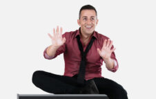 Francesco Cicchella in scena a Torino nel 2026 tra musica e risate con “Tante belle cose”